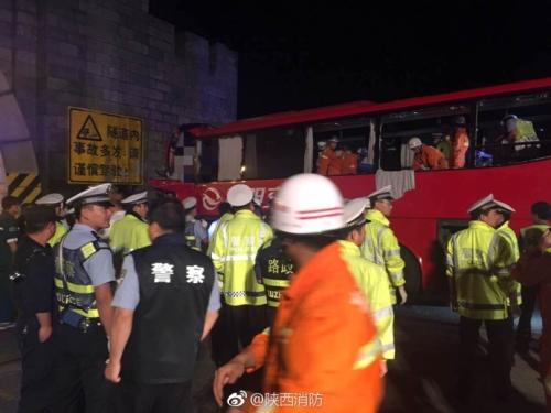 西汉高速陕西段发生一起重大交通事故 已造成36死13伤丨大客